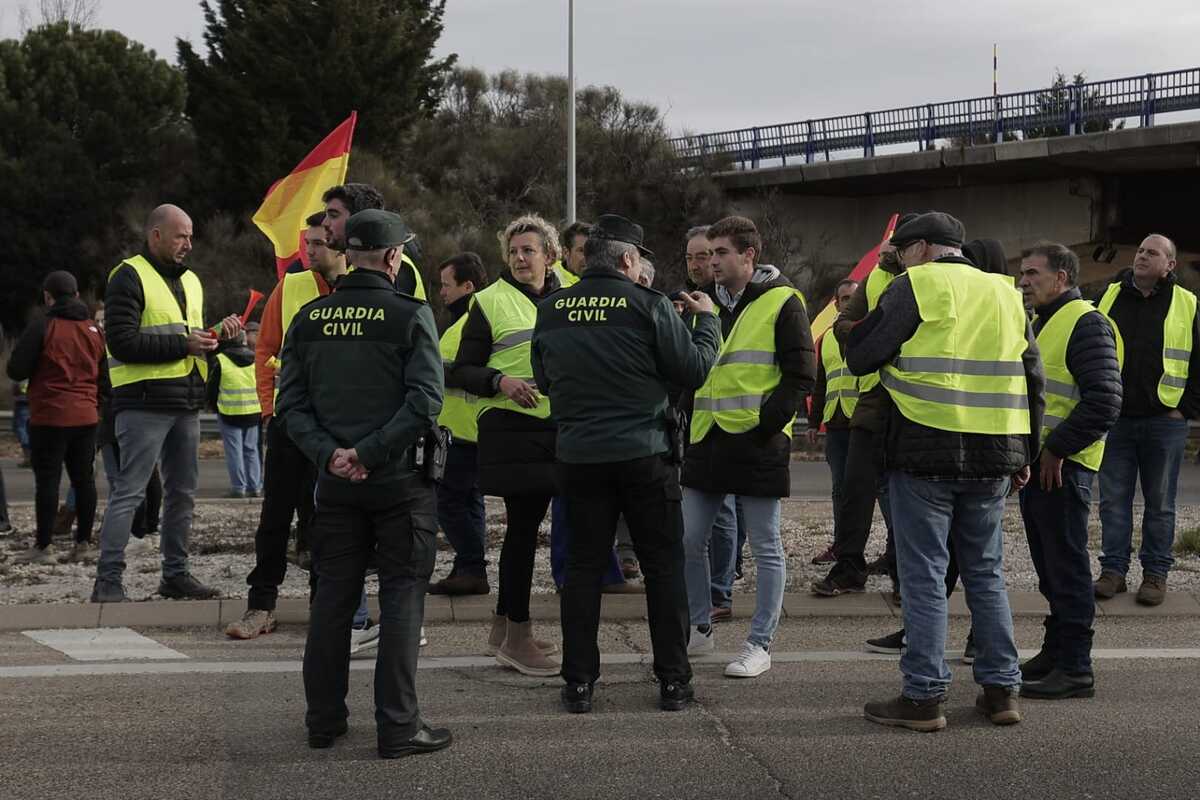 Los agricultores marchan en la protesta hacia la Subdelegación del Gobierno  / EUGENIO GUTIÉRREZ