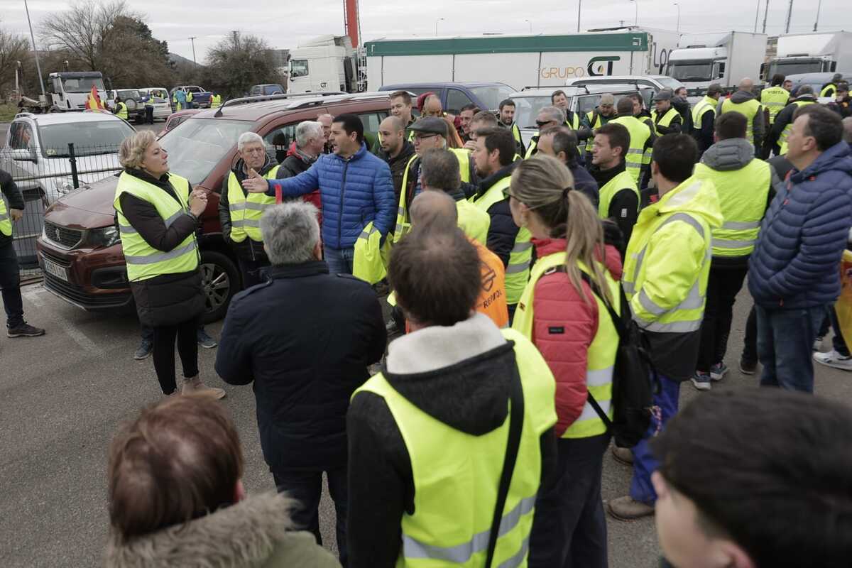 Los agricultores marchan en la protesta hacia la Subdelegación del Gobierno  / EUGENIO GUTIÉRREZ