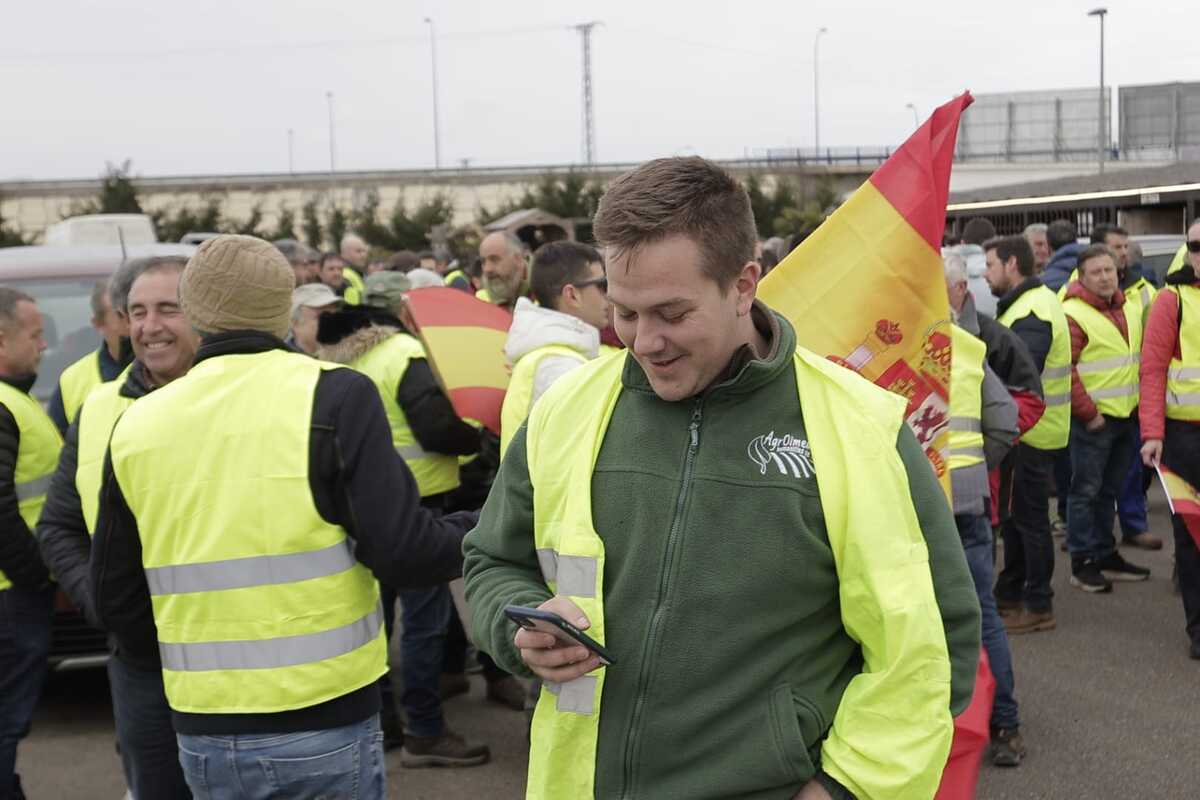 Los agricultores marchan en la protesta hacia la Subdelegación del Gobierno  / EUGENIO GUTIÉRREZ