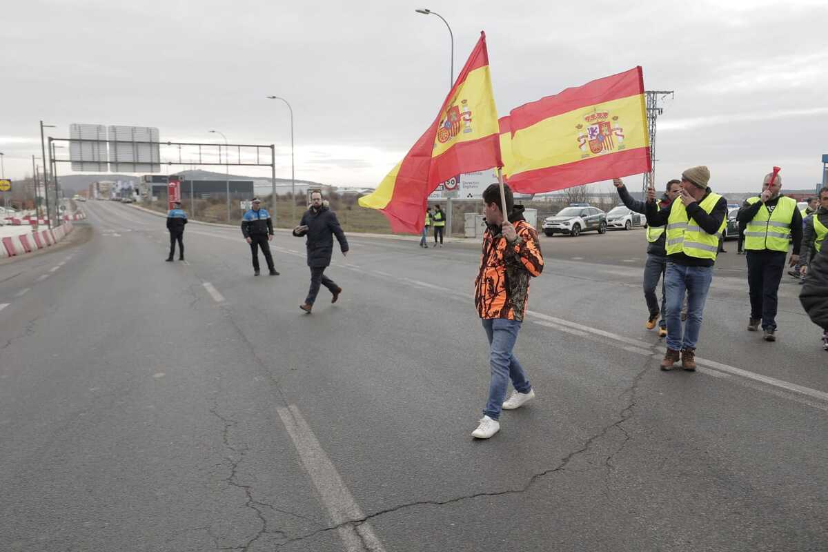 Los agricultores marchan en la protesta hacia la Subdelegación del Gobierno  / EUGENIO GUTIÉRREZ