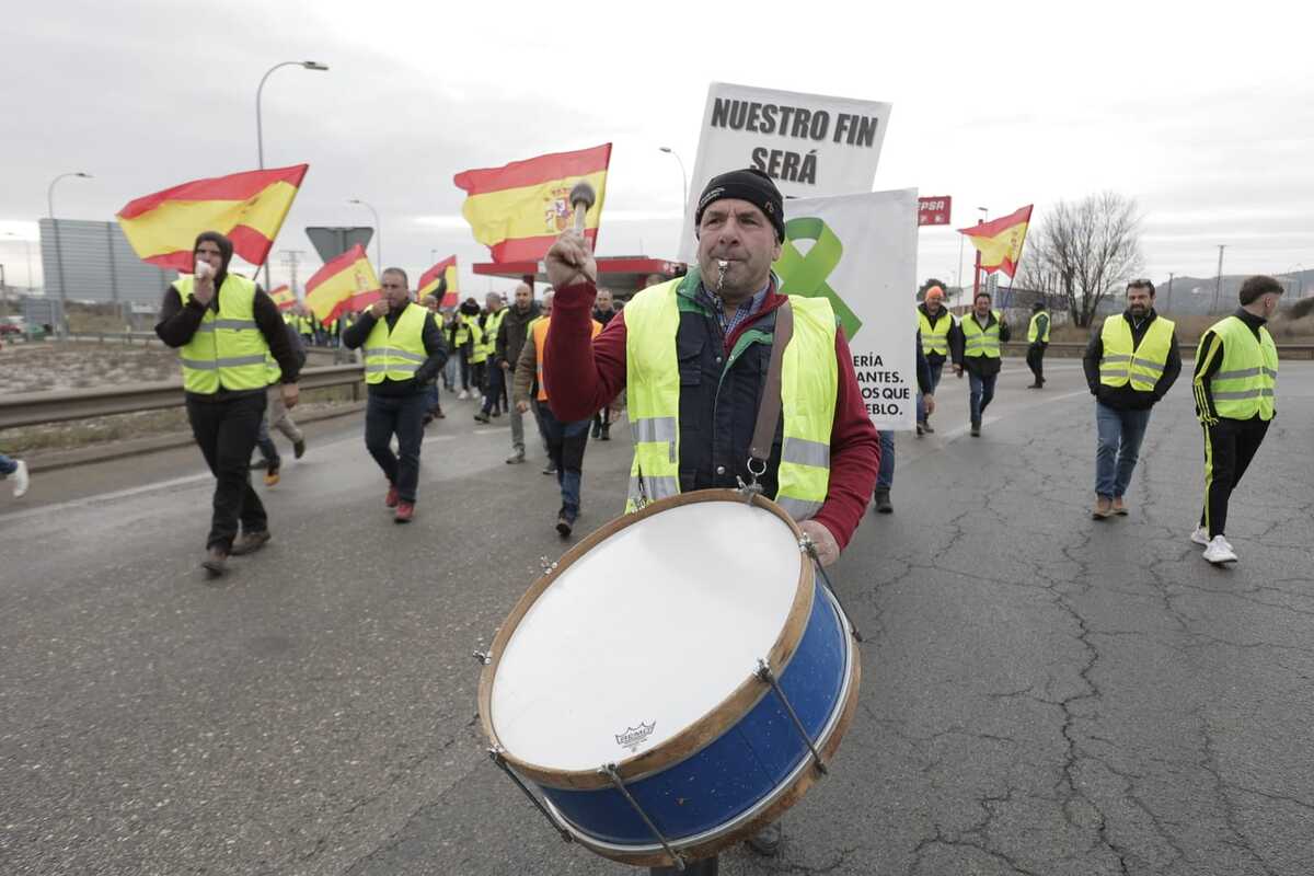 Los agricultores marchan en la protesta hacia la Subdelegación del Gobierno  / EUGENIO GUTIÉRREZ