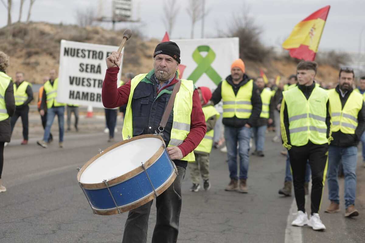 Los agricultores marchan en la protesta hacia la Subdelegación del Gobierno  / EUGENIO GUTIÉRREZ