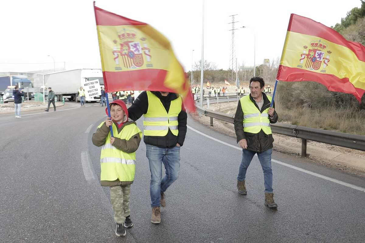 Los agricultores marchan en la protesta hacia la Subdelegación del Gobierno  / EUGENIO GUTIÉRREZ