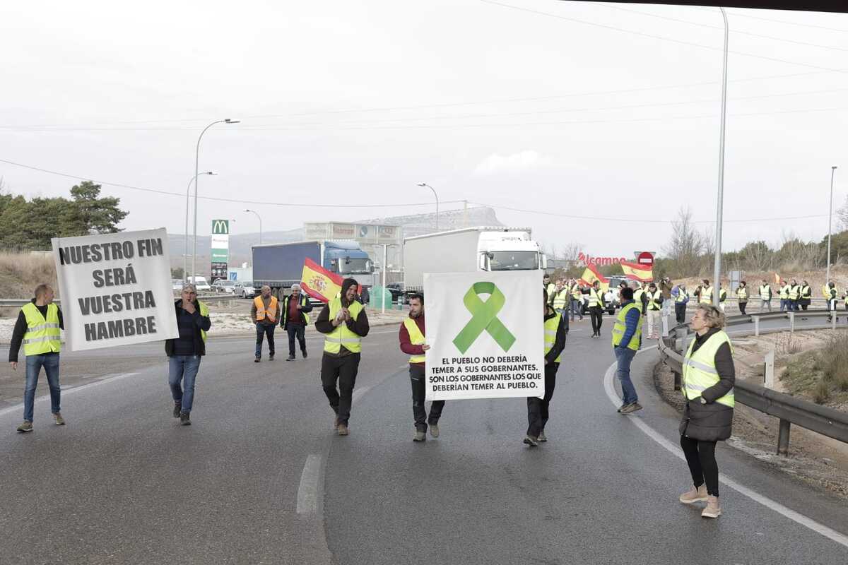 Los agricultores marchan en la protesta hacia la Subdelegación del Gobierno  / EUGENIO GUTIÉRREZ