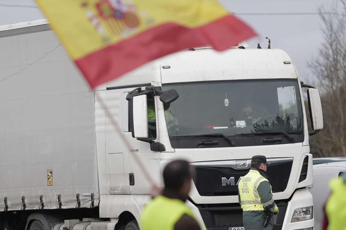 Los agricultores marchan en la protesta hacia la Subdelegación del Gobierno  / EUGENIO GUTIÉRREZ