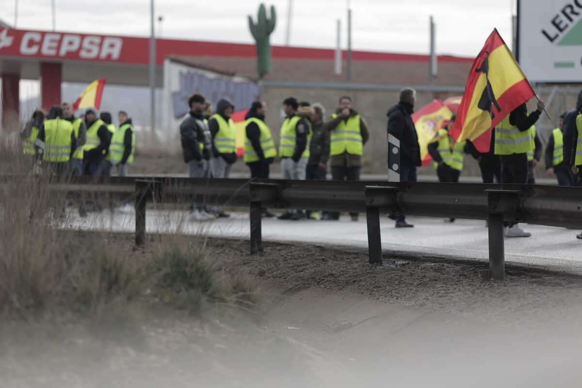 Los agricultores marchan en la protesta hacia la Subdelegación del Gobierno  / EUGENIO GUTIÉRREZ