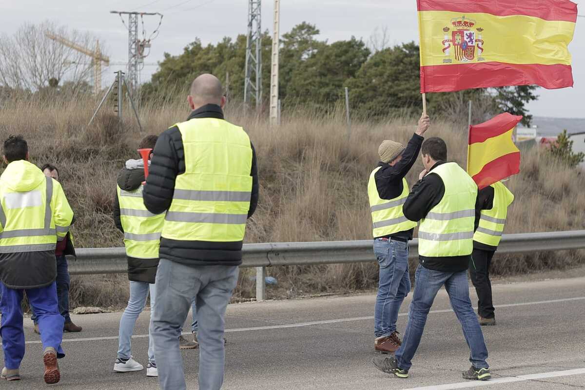 Los agricultores marchan en la protesta hacia la Subdelegación del Gobierno  / EUGENIO GUTIÉRREZ