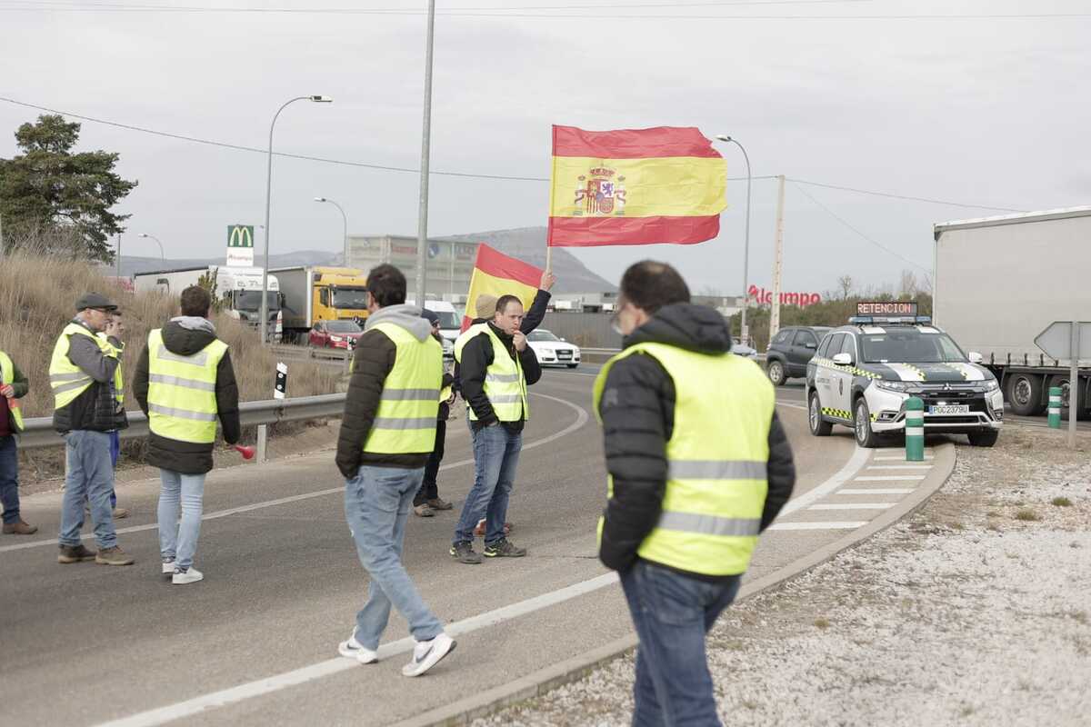 Los agricultores marchan en la protesta hacia la Subdelegación del Gobierno  / EUGENIO GUTIÉRREZ