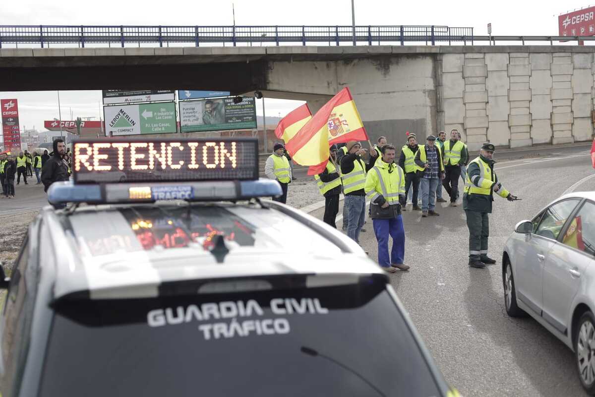 Los agricultores marchan en la protesta hacia la Subdelegación del Gobierno  / EUGENIO GUTIÉRREZ