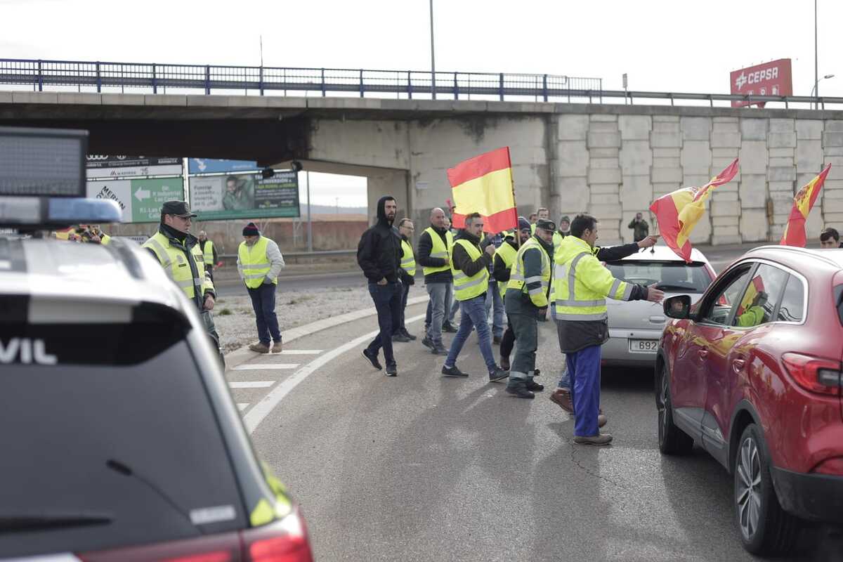 Los agricultores marchan en la protesta hacia la Subdelegación del Gobierno  / EUGENIO GUTIÉRREZ