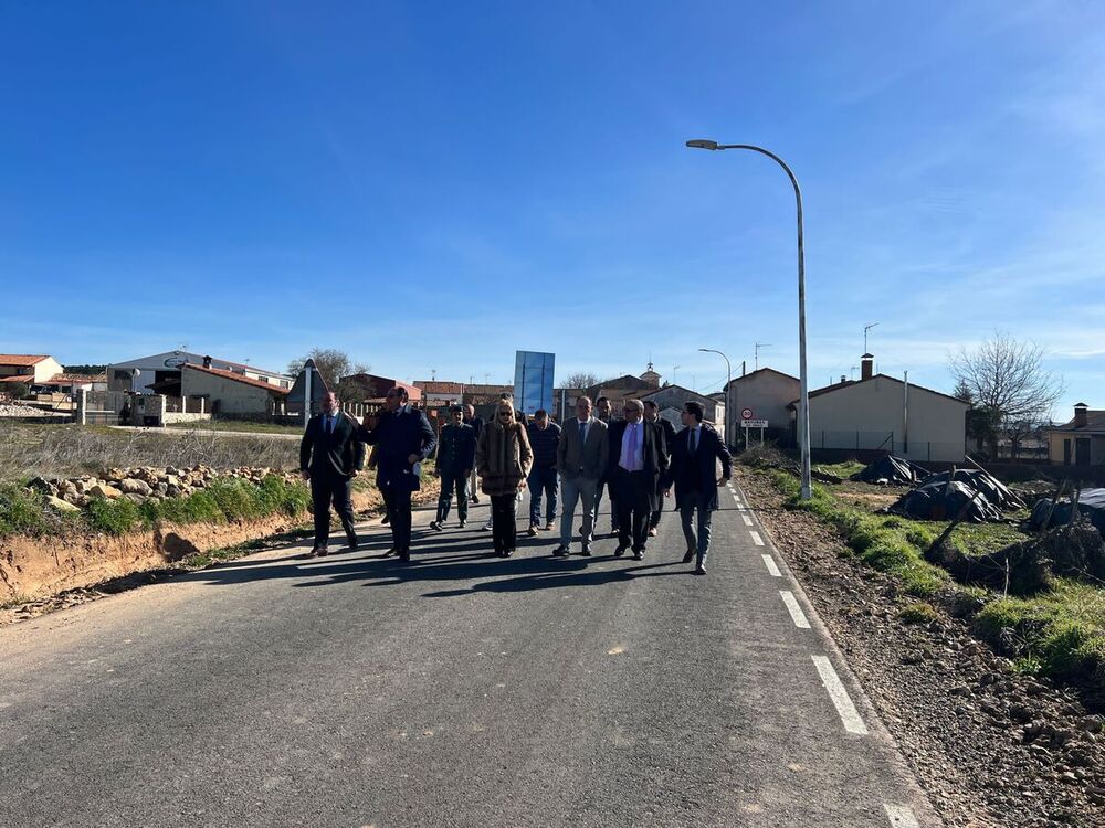 Serrano visita las obras en carretera de Bayubas de Abajo