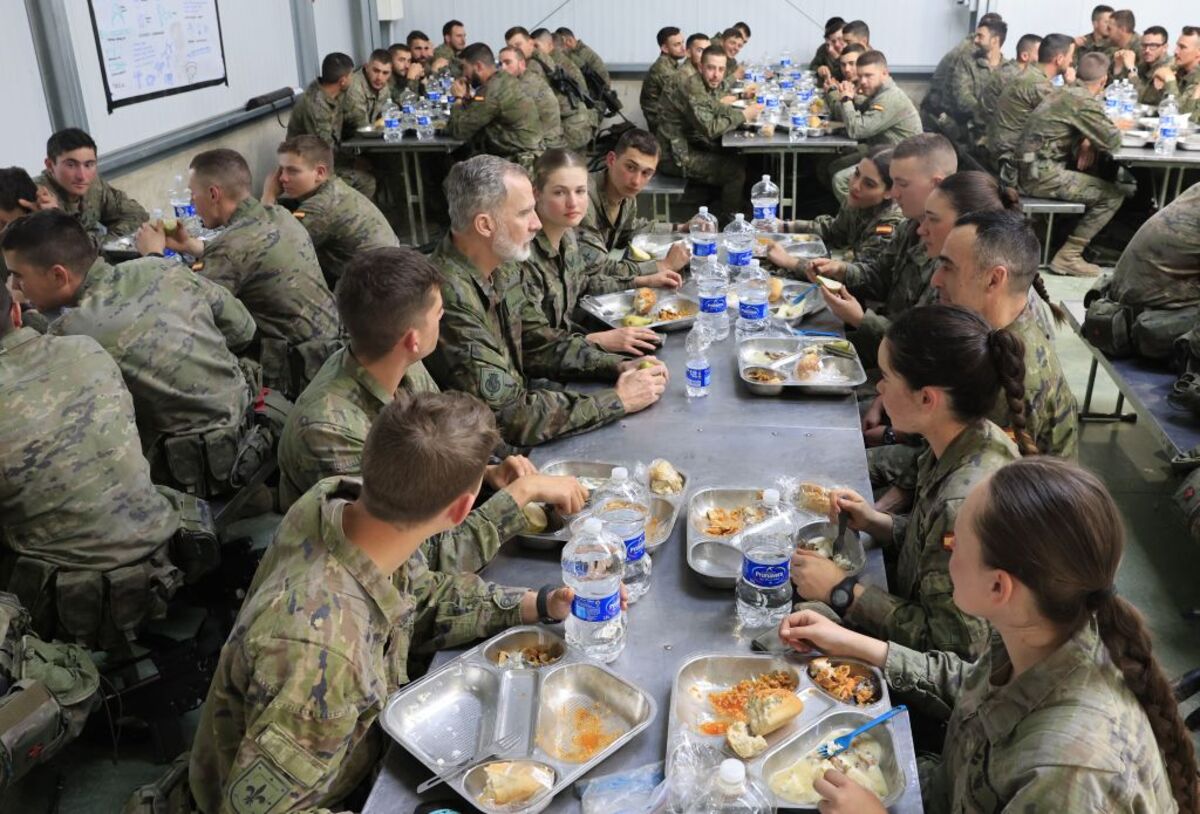 El rey Felipe VI visita a los alumnos de la Academia General Militar durante las maniobras en el Centro Nacional de Adiestramiento de San Gregorio  / FRANCISCO GÓMEZ/CASA DE S.M. EL REY