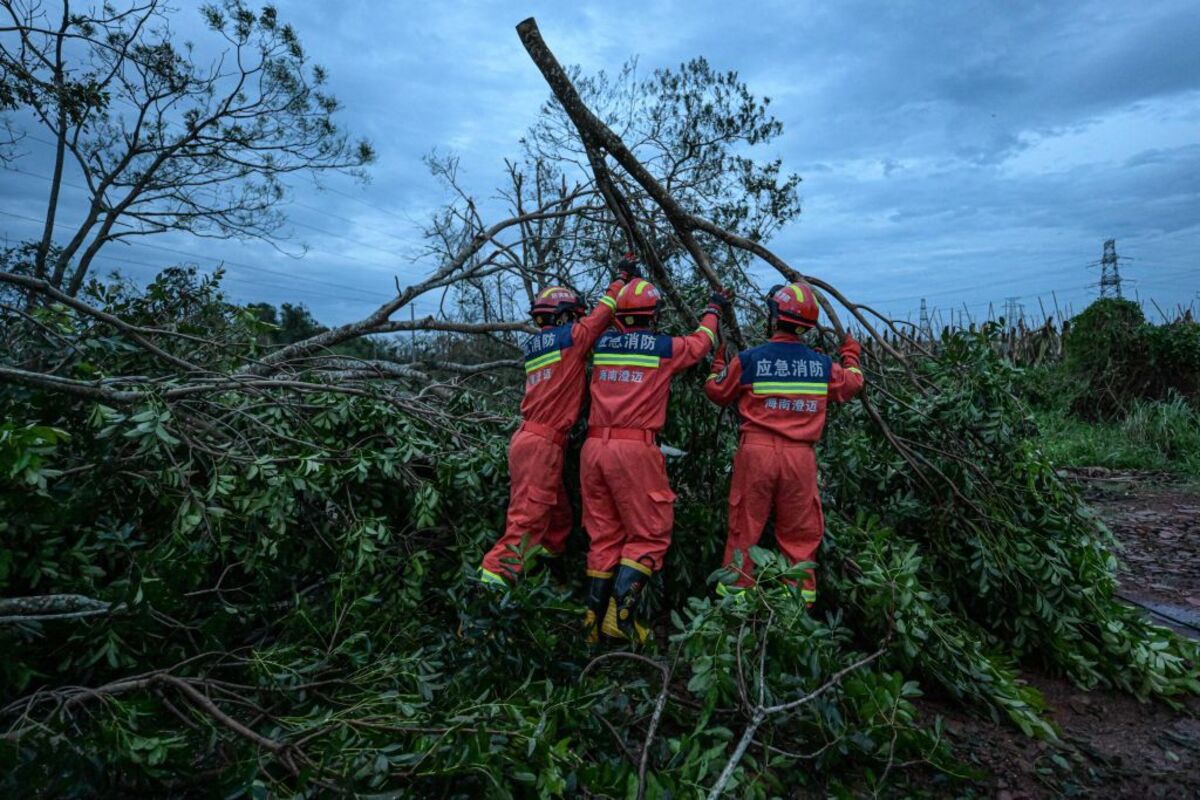 Cleanup operation after typhoon Yagi hit Hainan Province  / XINHUA / PU XIAOXU