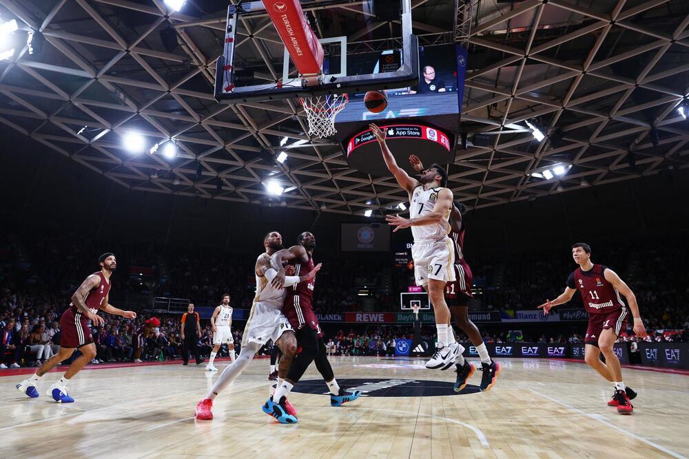 El Real Madrid no afloja en el día de Llull

