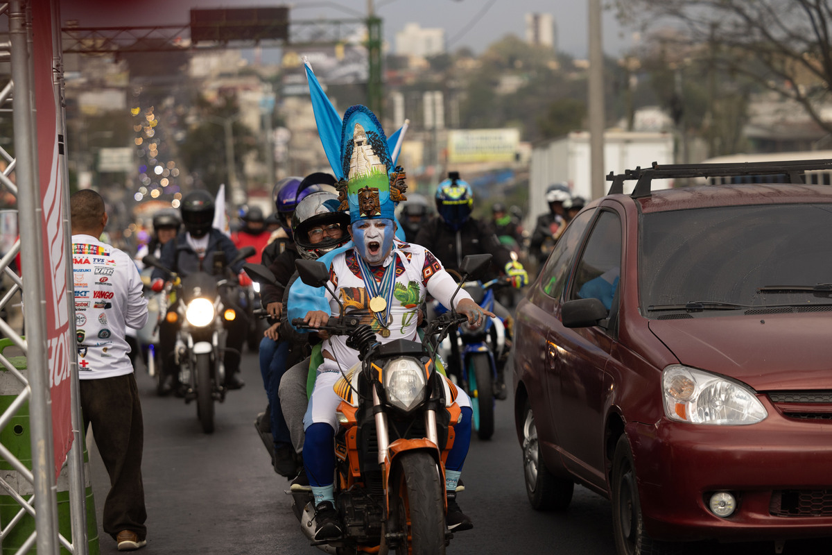 Miles de motociclistas inician peregrinación de la Caravana del Zorro en Guatemala  / DAVID TORO