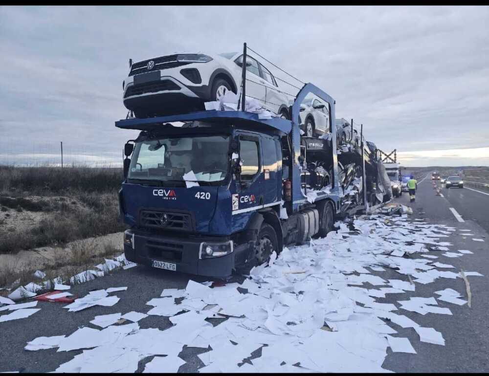 Chocan dos camiones con vehículos y papel en la A-15