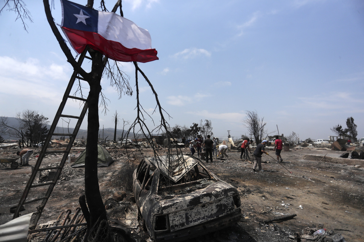 En Pompeya, epicentro de los incendios en Chile, hoy tiempo para llorar a los muertos  / AILEN DÍAZ