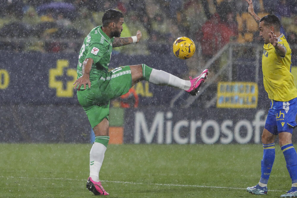 El Betis dinamita al Cádiz