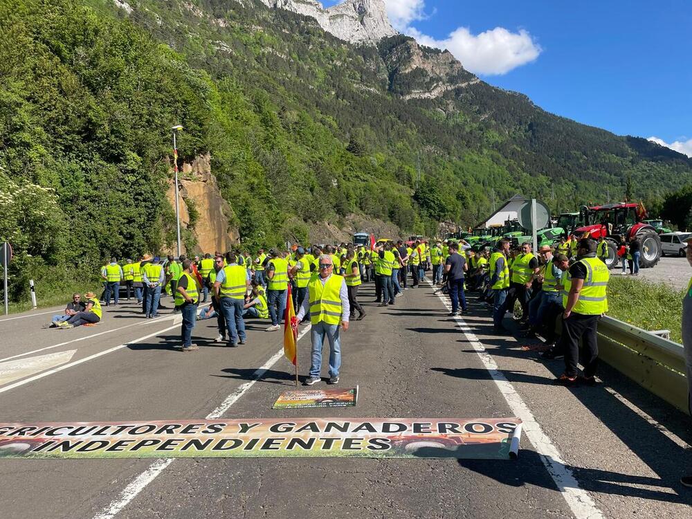 Agricultores y ganaderos de Soria cortan la frontera francesa