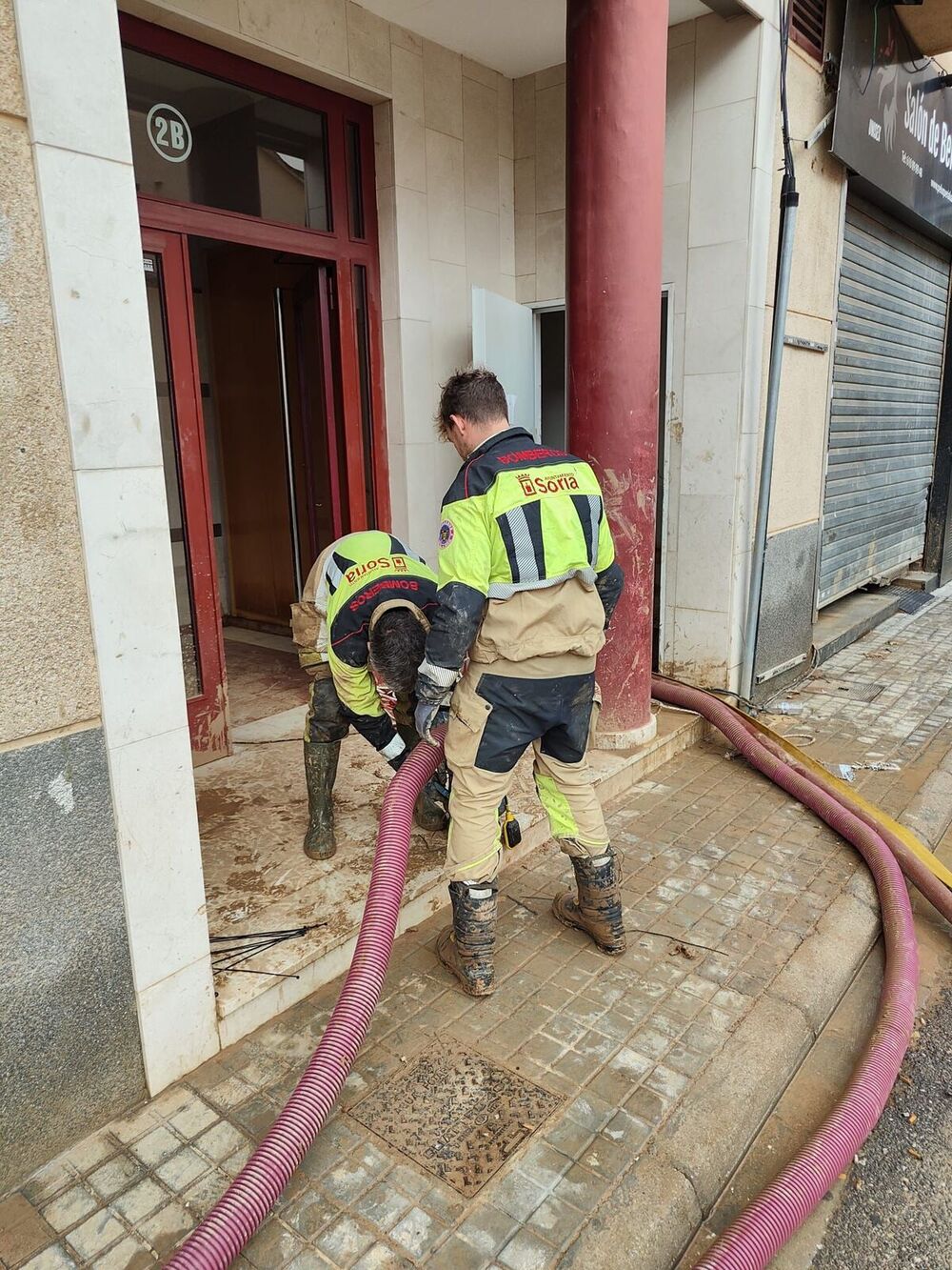 Los bomberos de Soria colaborando en las labores de limpieza en Valencia.