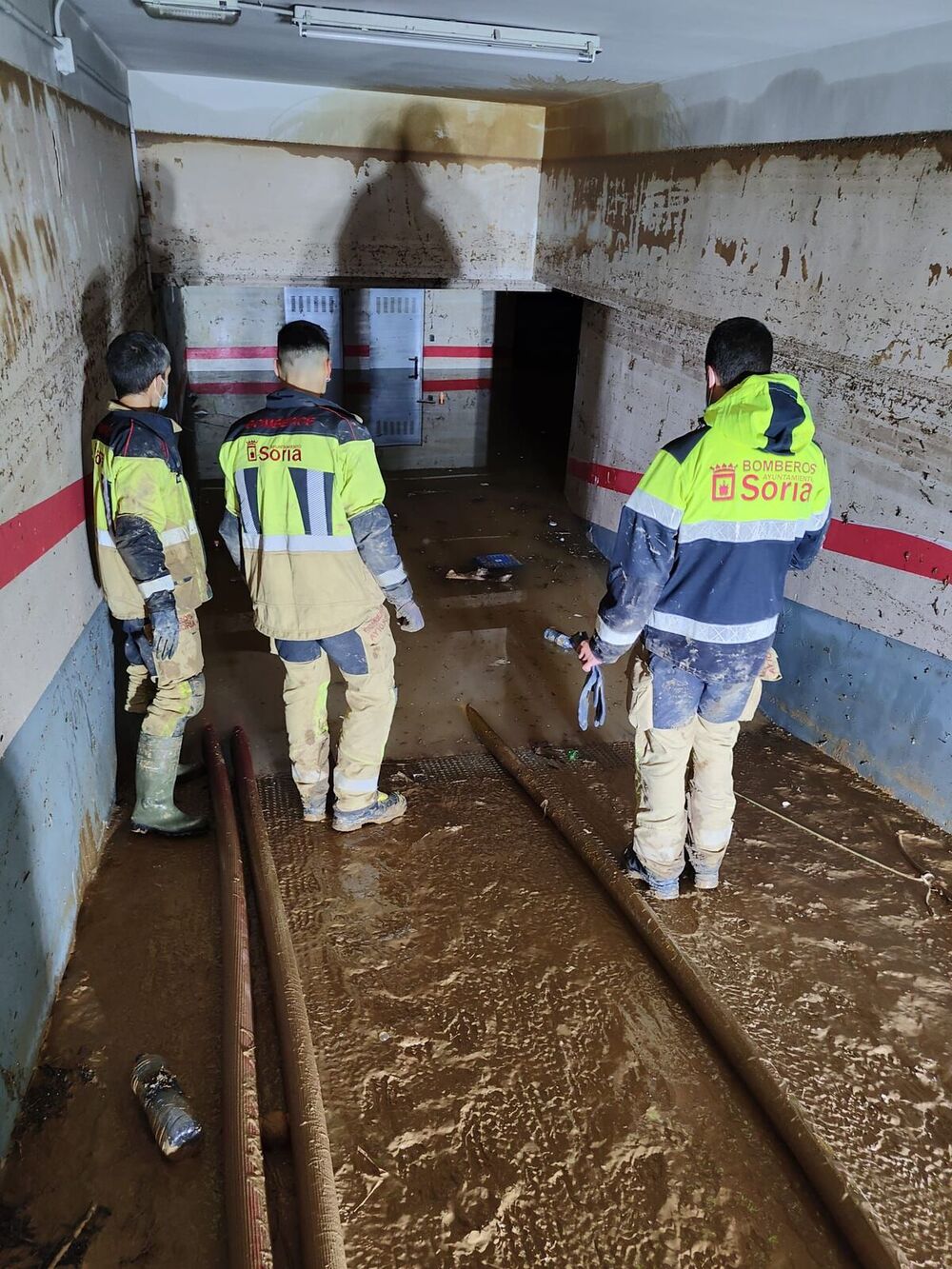 Los bomberos de Soria colaborando en las labores de limpieza en Valencia.