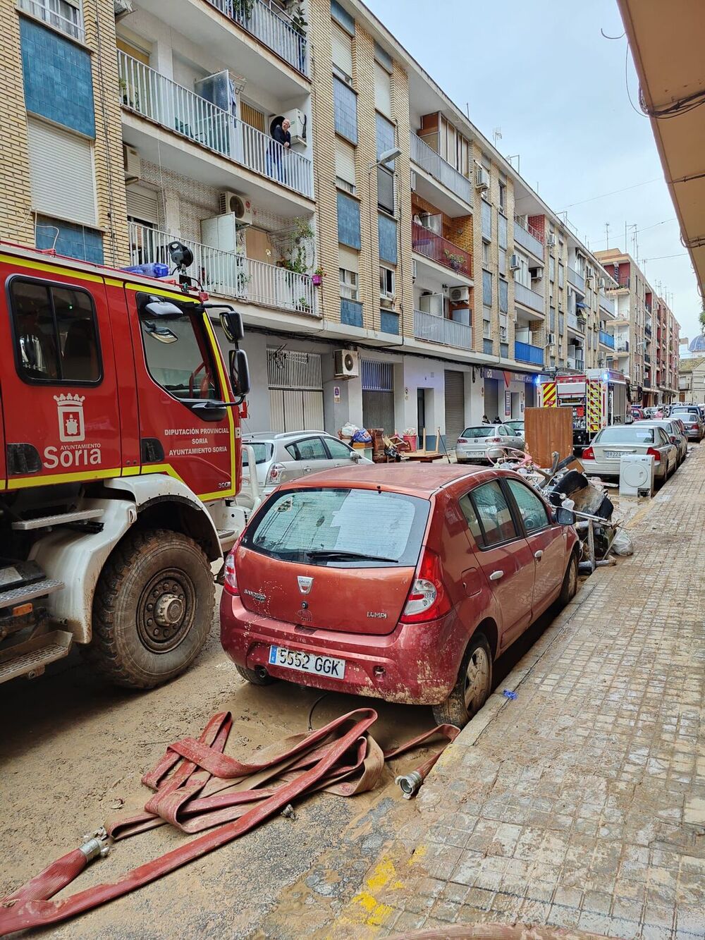 Los bomberos de Soria colaborando en las labores de limpieza en Valencia.