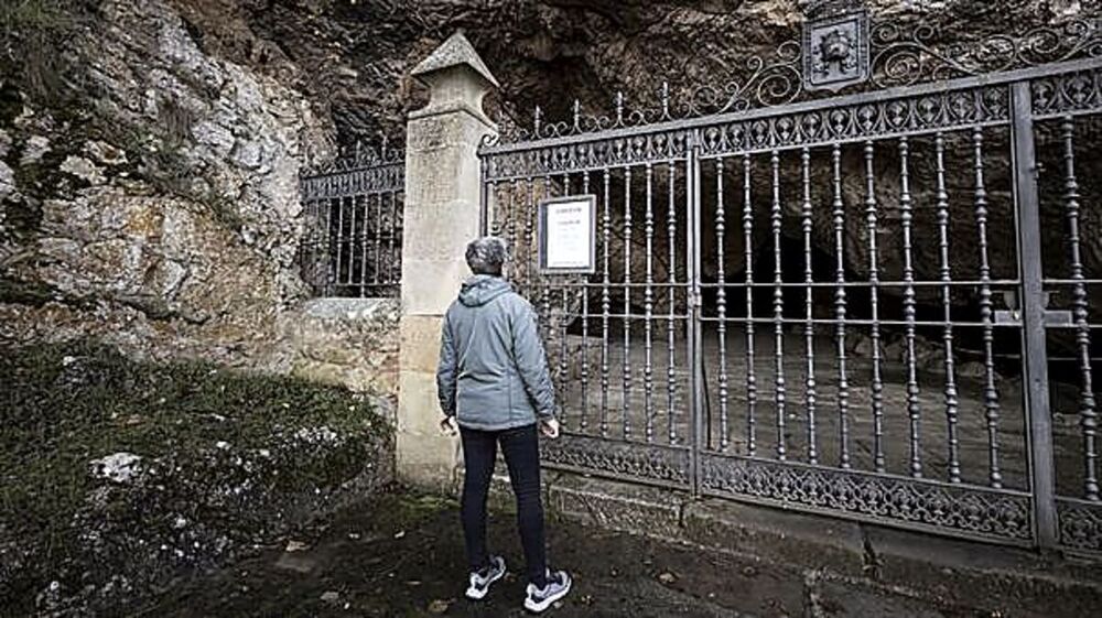 Los cines Mercado y la ermita de San Saturio, entre otros centros, llevan cerrados desde el miércoles tras el cambio de empresa de servicios auxiliares.