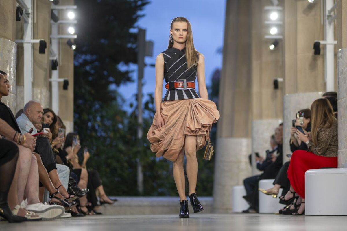 El Park Güell de Barcelona acoge hoy el desfile de la colección Crucero 2025 de Louis Vuitton,  / LORENA SOPÊNA