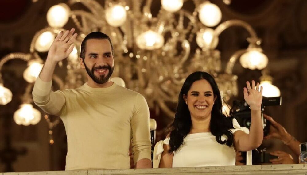 El actual presidente y ganador de la reelección en El Salvador, Nayib Bukele, junto a su esposa