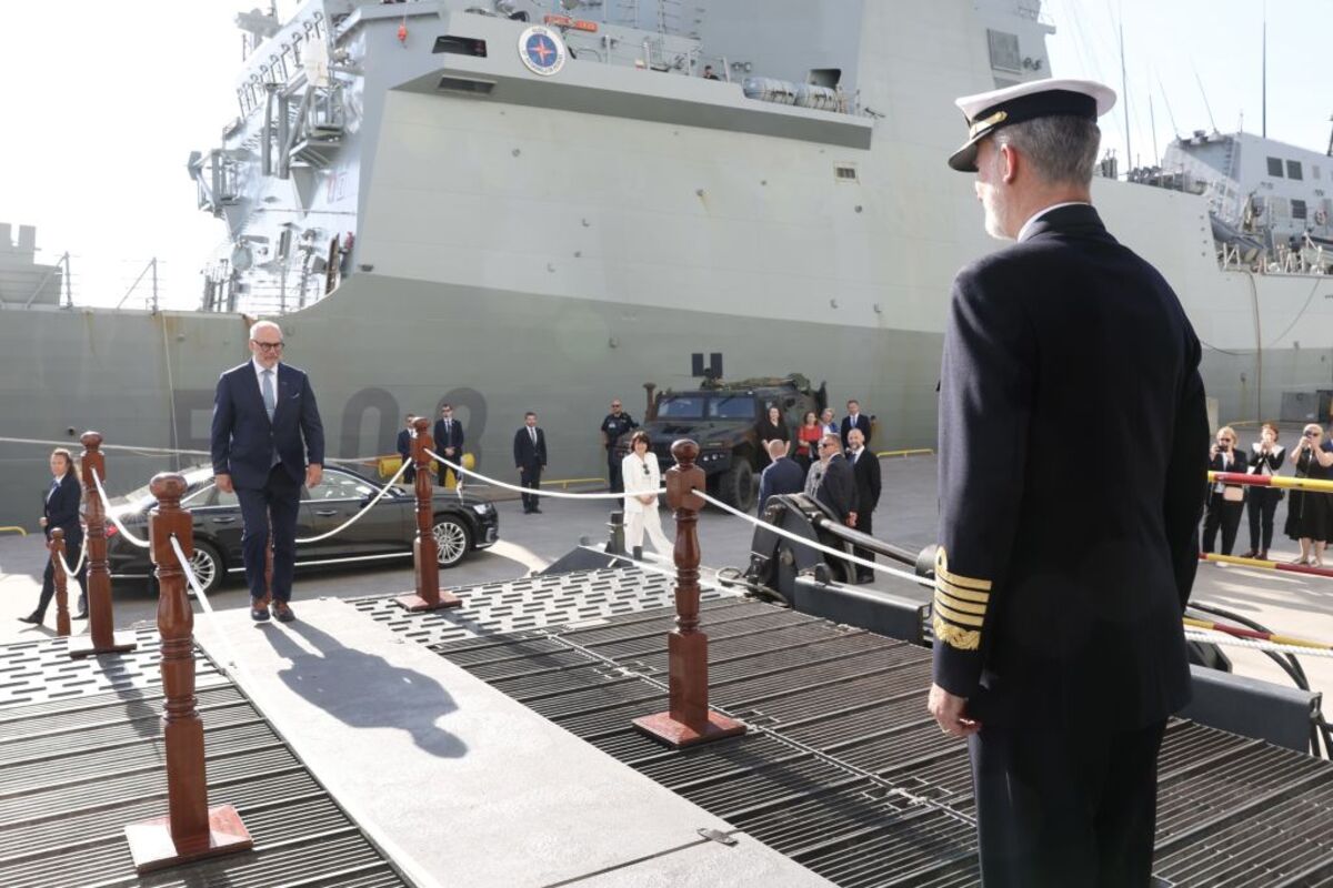 El Rey Felipe VI (d) y el presidente de Estonia, Alar Karis (i), a su llegada al portaaviones Juan Carlos I durante su viaje a Estonia, a 23 de junio de 2024, en Tallín (Estonia). El Rey Felipe VI ha viajado a Estonia como inicio de su gira por los tres p  / CASA DE S.M. EL REY