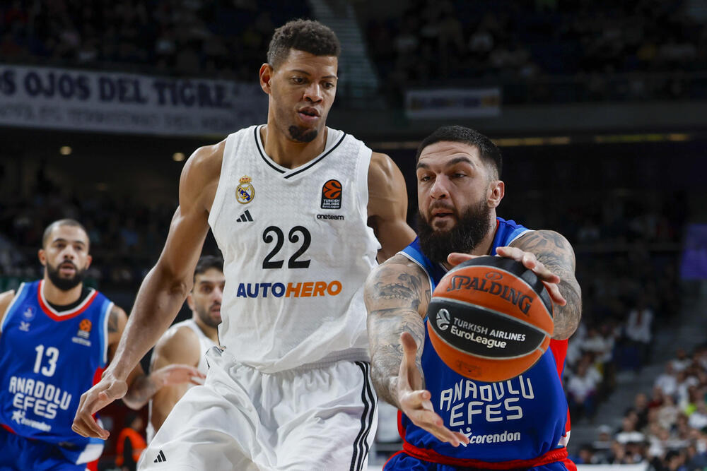 El Anadolu Efes salva la reacción del Real Madrid 