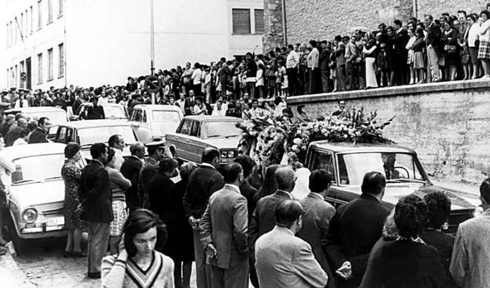 Multitudinario funeral de algunos de los fallecidos. 