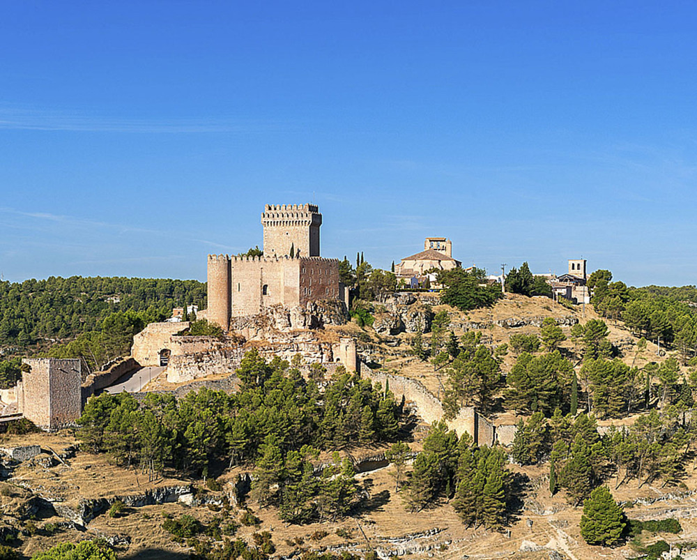 Vista de Alarcón, con su castillo de origen árabe en primer término. 