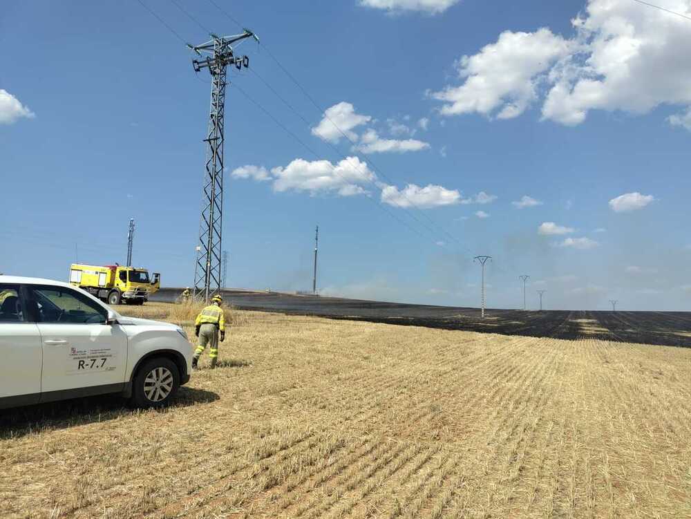 Un incendio en Almazán obliga a cortar un carril de la A-15