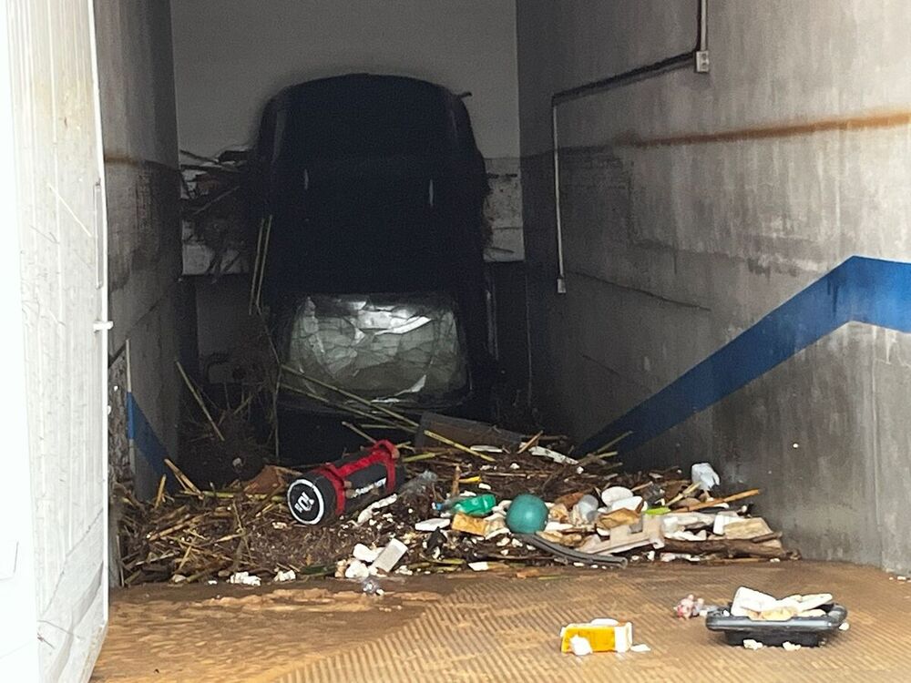 Estado de los vehículos frente a la casa y en el garaje del soriano Gerardo del Río en Catarroja.