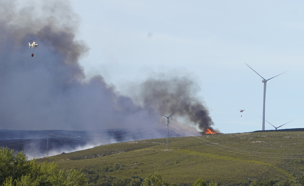 Incendio entre las localidades de Brañuelas y Tremor de Abajo (León). 