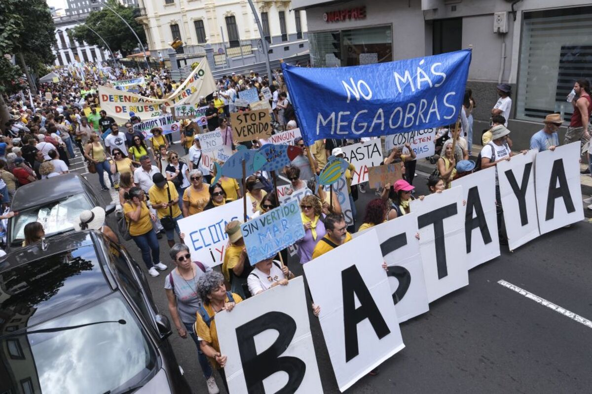 Una marea humana responde en las calles al turismo de masas en las Islas Canarias  / ALBERTO VALDÉS