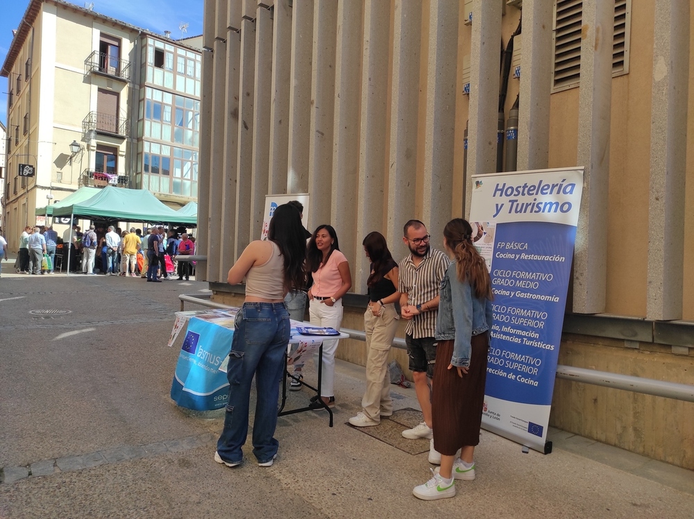 El CIFP La Merced vende el turismo en el Mercado semanal