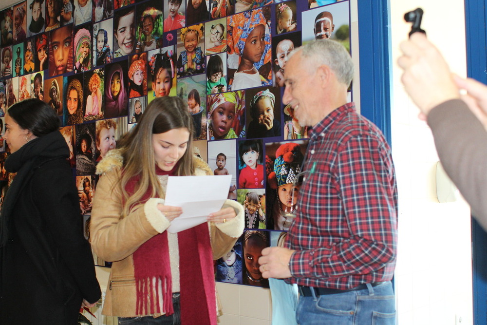 El profesor del Colegio Escolapios Manolo Olave durante el homenaje que le han tributado alumnos y profesores del centro en su último día de clase.