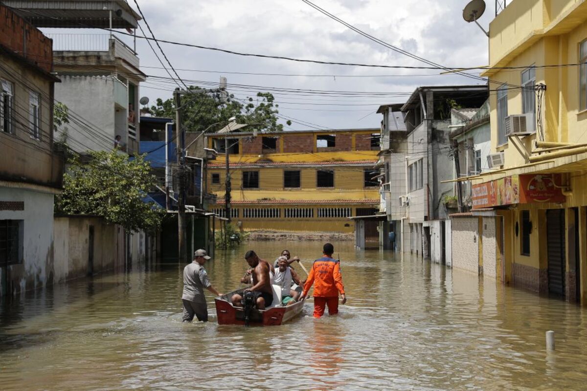 Al menos 11 fallecidos en Río de Janeiro por las lluvias torrenciales  / ANDRÉ COELHO