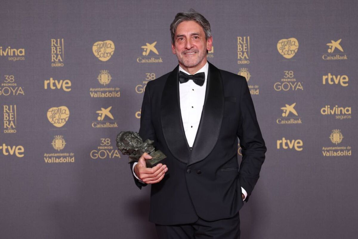 Julio Suárez posa con el premio a Mejor Diseño de Vestuario por la película 'La sociedad de la nieve'  / RAÚL TERREL