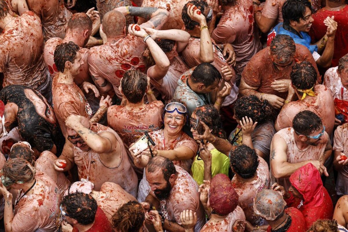 La localidad valenciana de Buñol celebra su mundialmente conocida Tomatina  / BIEL ALIÑO