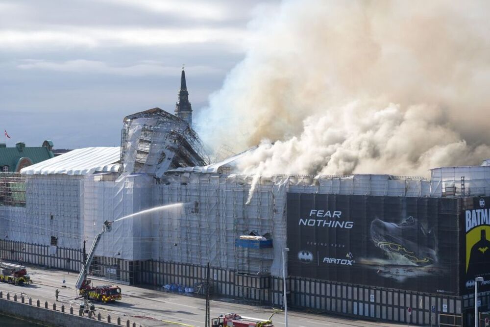 Arde la histórica Bolsa de Copenhague y cae su icónica aguja