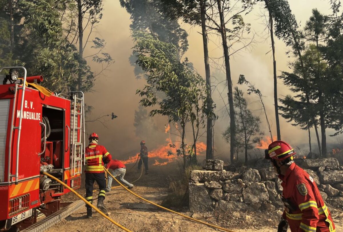 Declarado incendio en el centro de Portugal  / CARLOS GARCÍA