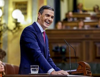 Lo que ocultan los abrazos y la risa de Pedro Sánchez