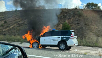 Arde un coche de la Guardia Civil en la A-15