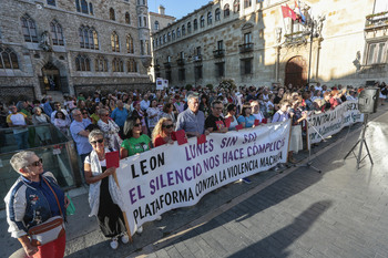 Más de 200 personas apoyan en León a Jenni Hermoso