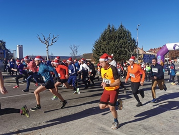 La I Carrera de Navidad triunfa en Golmayo con 200 papá noeles