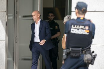 La Fiscalía pide que Rubiales no pueda acercarse a Jenni Hermoso