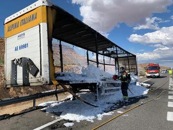 Los bomberos de la Diputación sofocan un incendio vial